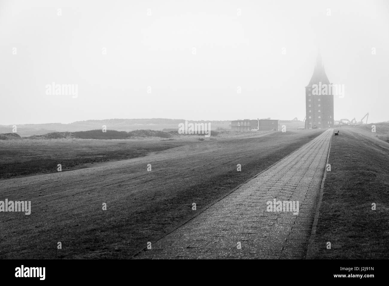Diga e west tower a Wangerooge in inverno, Germania, Bassa Sassonia, isola, tower, isola del Mare del Nord, inverno, nebbia Foto Stock