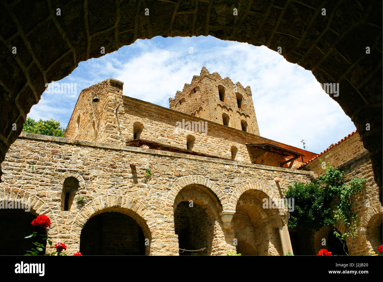 Chiesa medievale di St Martin du Canigou monastero , dipartimento Pyrenees-Orientales, Francia Foto Stock