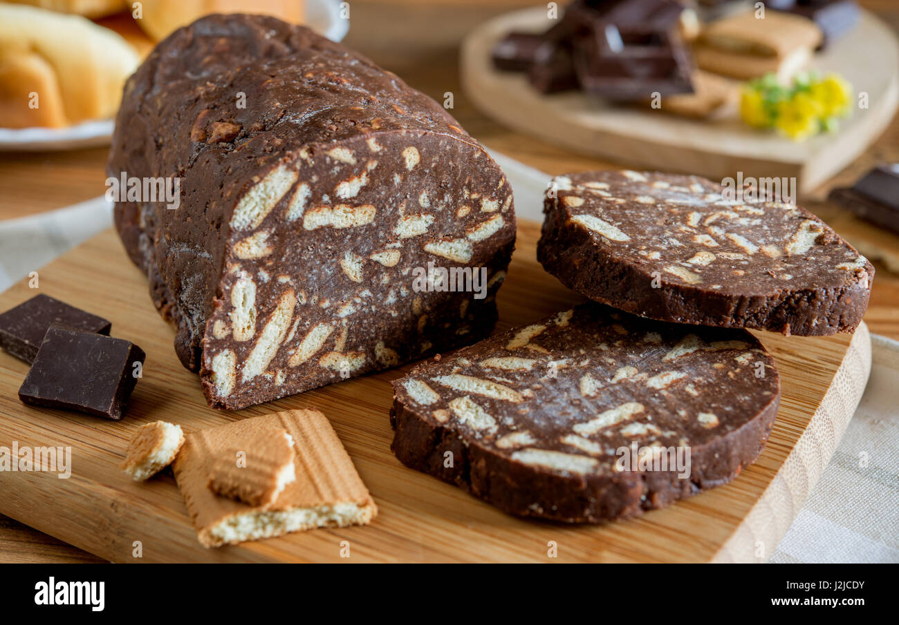 Croccante di salame di cioccolato con biscotti sbriciolati e il cacao Foto Stock