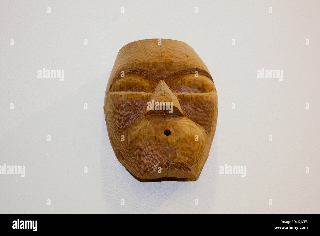 Coast Salish cerimoniale di maschera di un volto umano scolpito in legno di cedro, Tulalip tribù, Washington Foto Stock