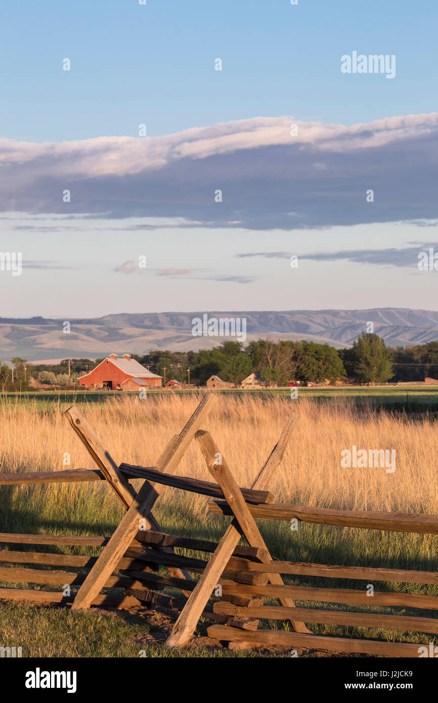 Stati Uniti d'America, Washington, Walla Walla County, Whitman mission Sito Storico Nazionale di Oregon Trail recinto con la fattoria e montagne blu in background. Foto Stock