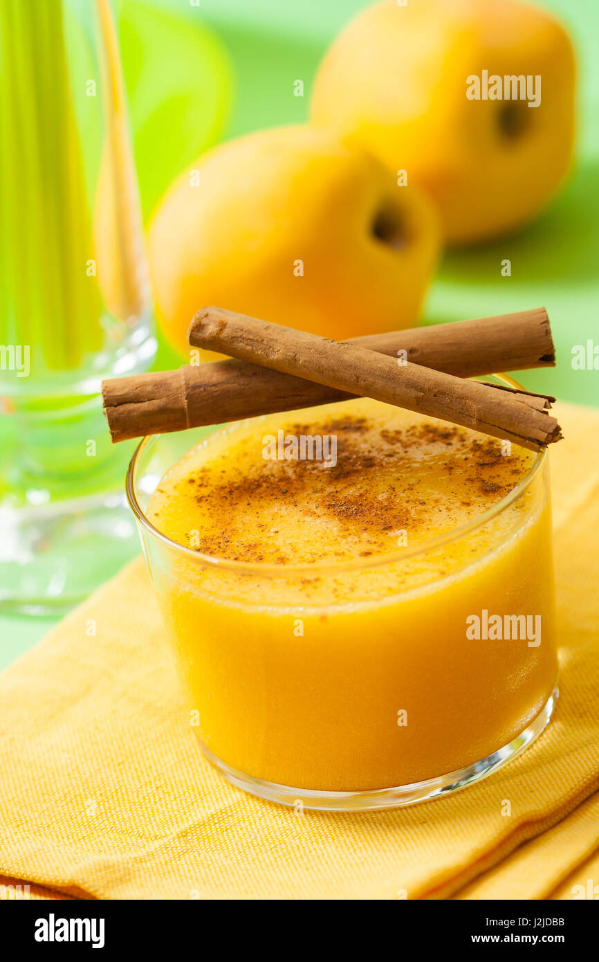 Un bicchiere di succo di pesca con un tocco di cannella. Foto Stock