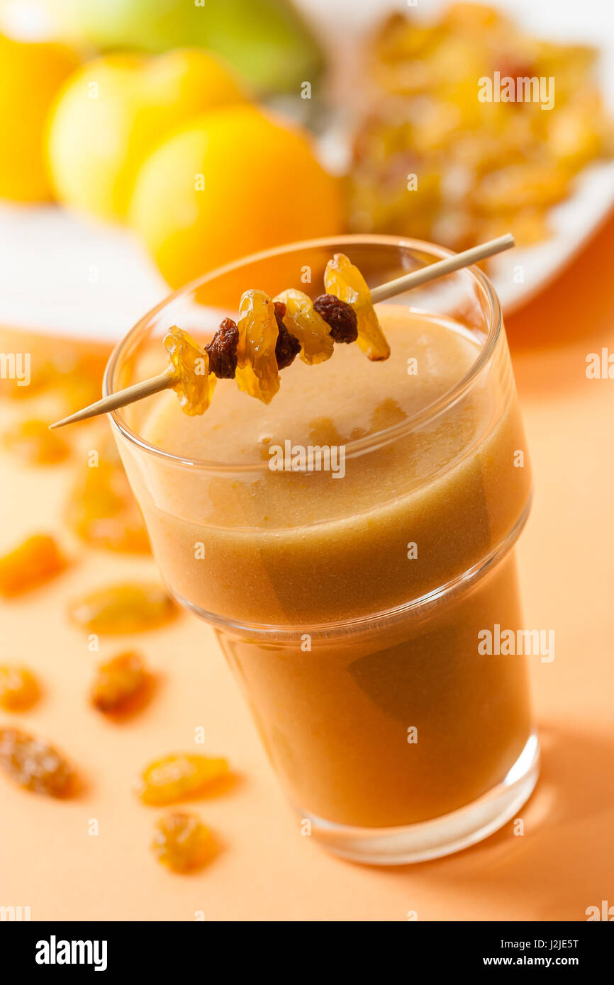 Un rinfrescante frullato sano realizzato con giallo prugne, pere e uva. Foto Stock