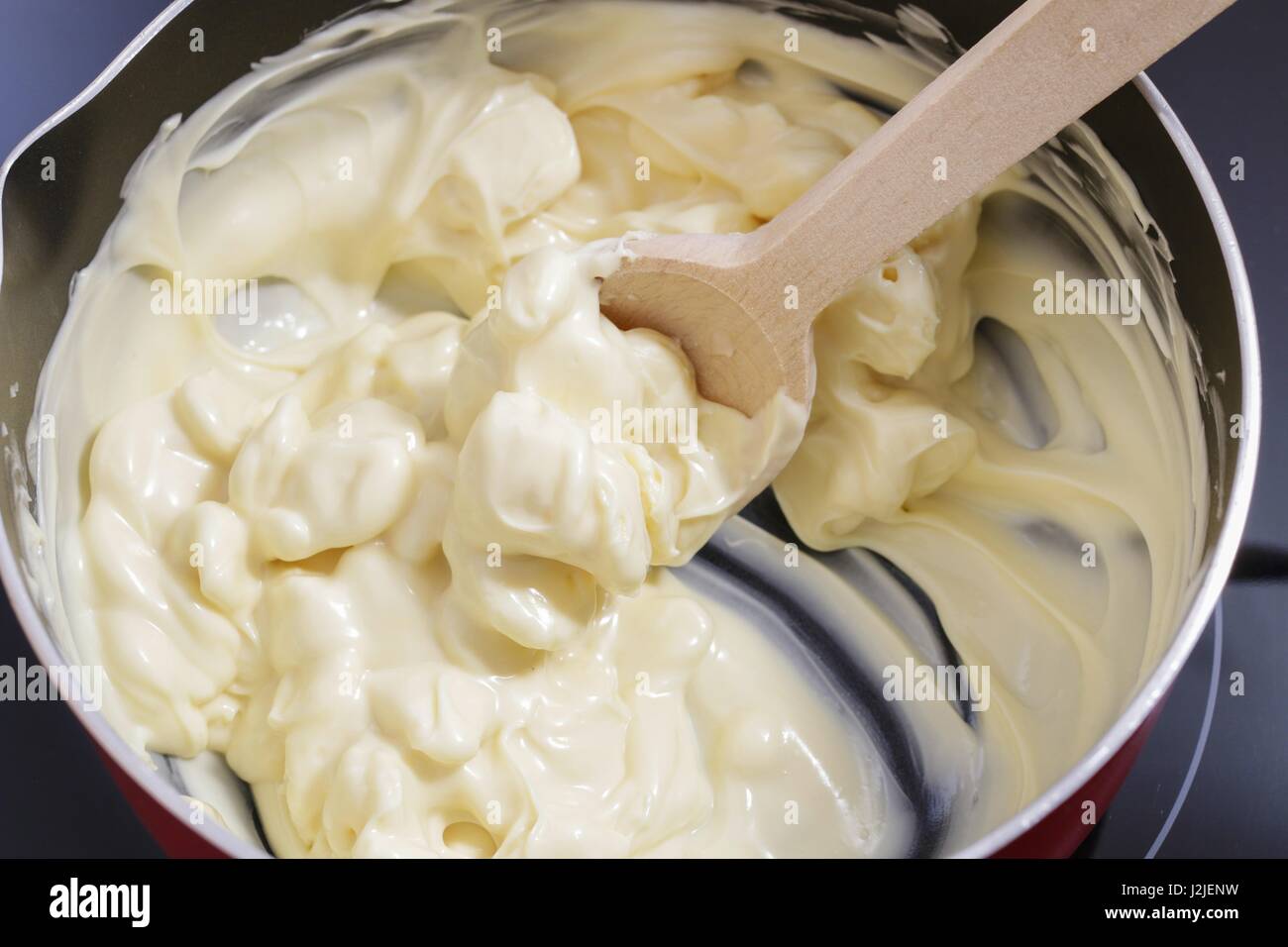 Come rendere cake pops - fondere il cioccolato bianco nella pentola. Passo dopo passo, tutorial. Foto Stock