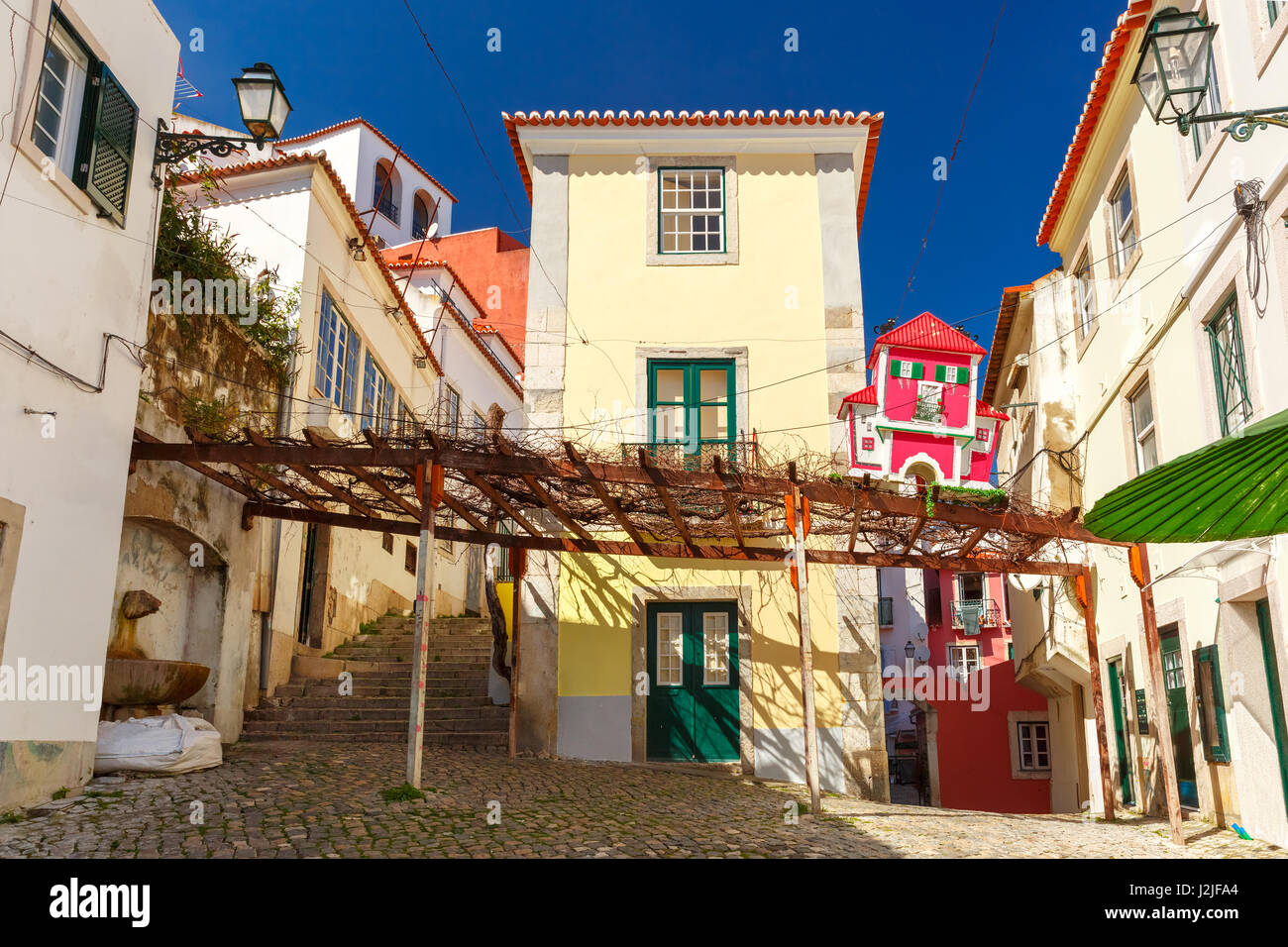 La molla tipica strada di Lisbona, Portogallo Foto Stock