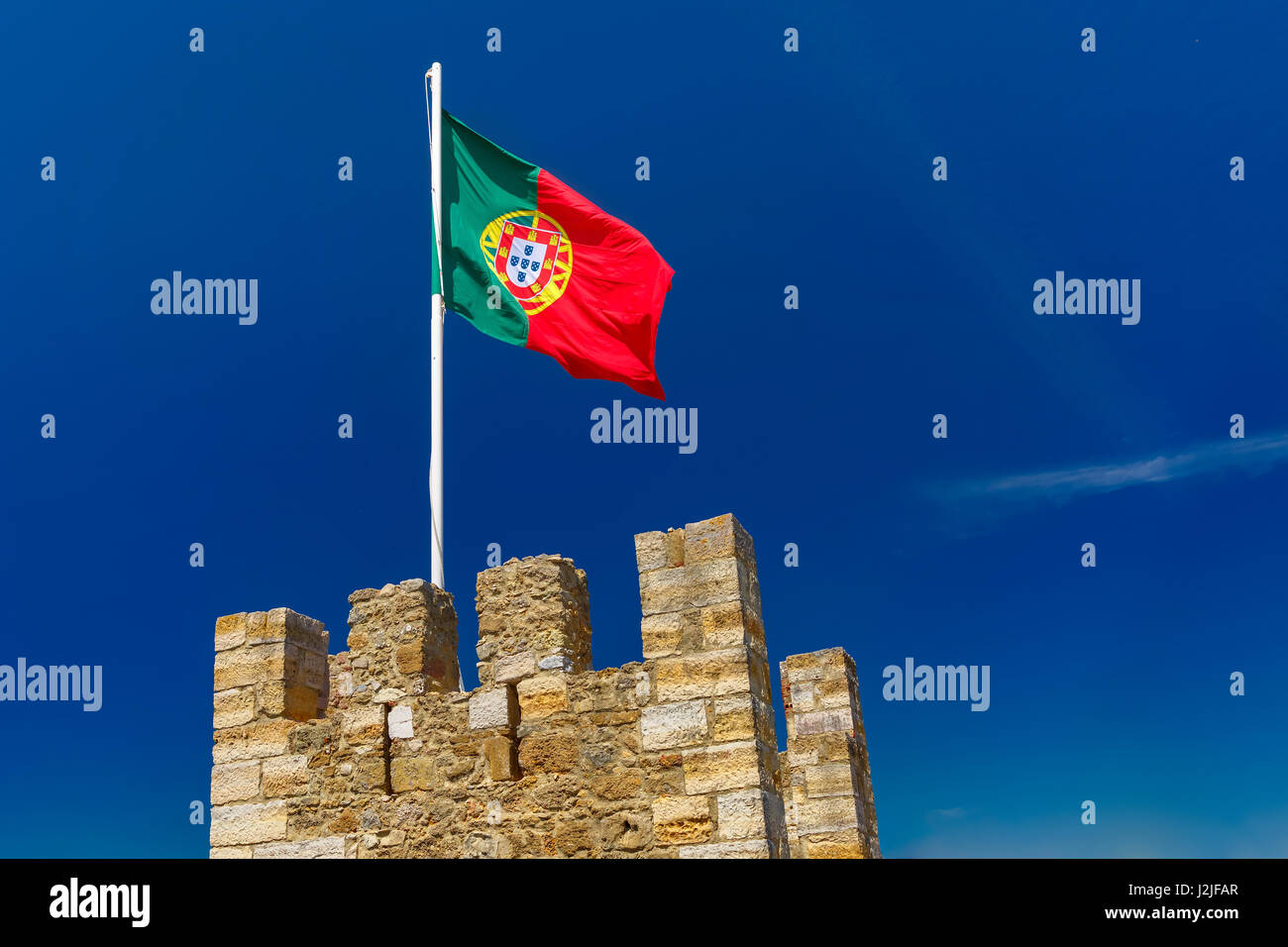 Bandiera portoghese sul muro di fortificazione, Lisbona, Portogallo Foto Stock