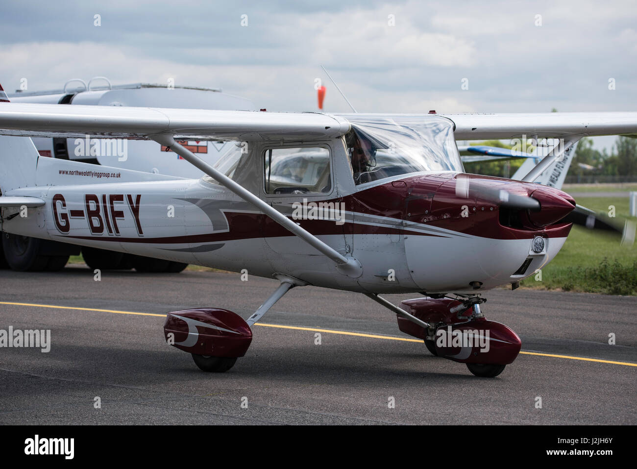Cessna F.150-L (G-BIFY), terre a nord del Weald airfield Foto Stock