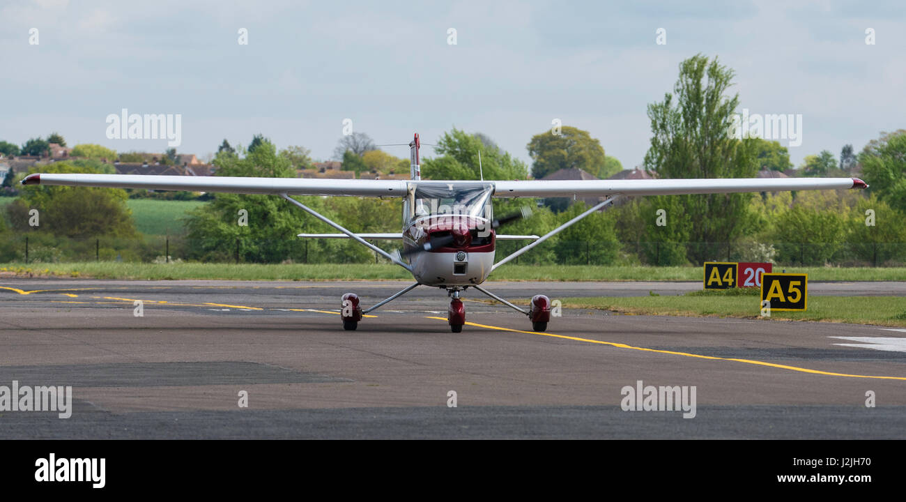 Cessna F.150-L (G-BIFY), terre a nord del Weald airfield Foto Stock Cessna F.150-L (G-BIFY), terre a nord del Weald airfield Foto Stock