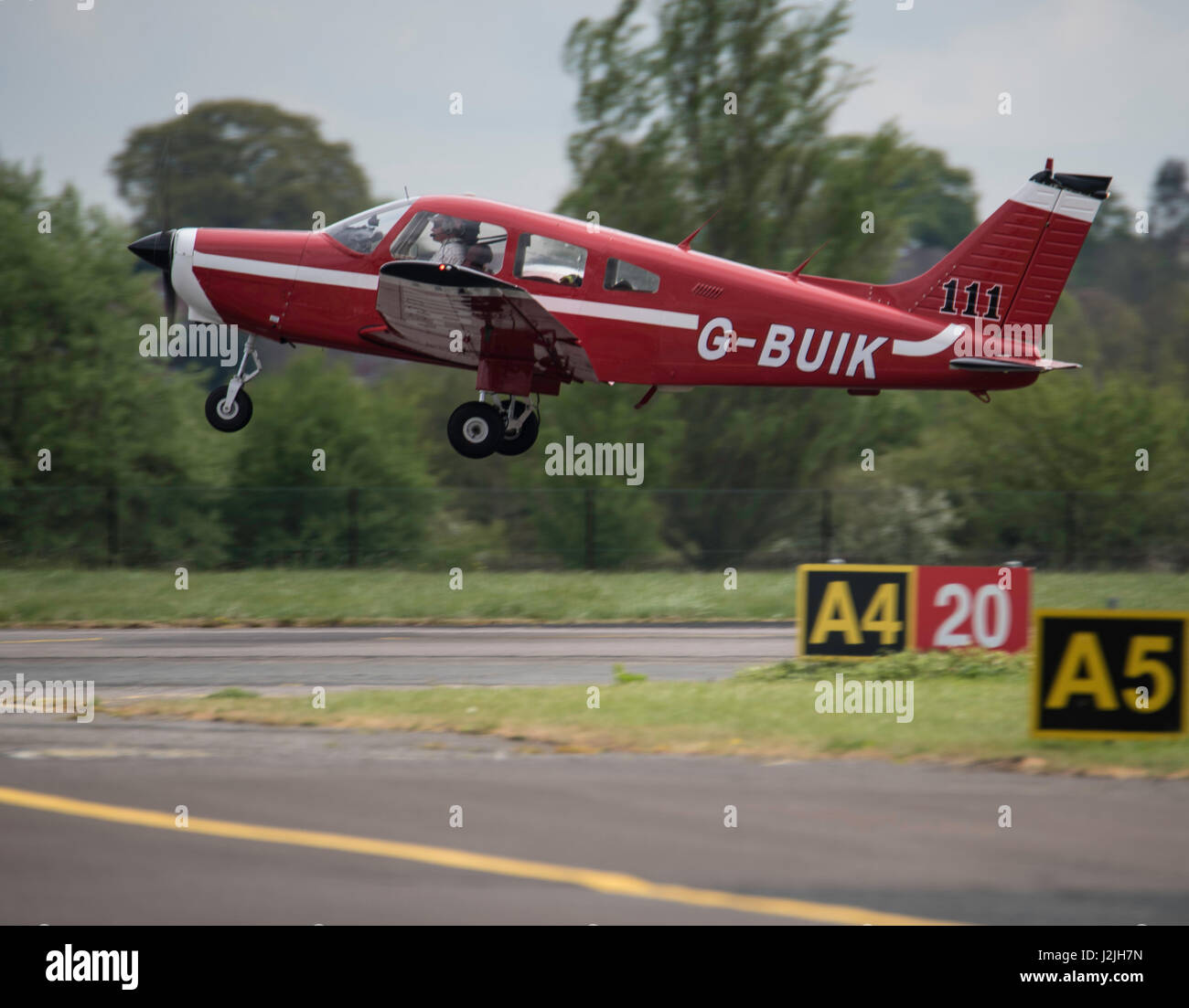 Piper PA-28-161 G-BUIL decolla da North Weald airfield Foto Stock Piper PA-28-161 G-BUIL decolla da North Weald airfield Foto Stock