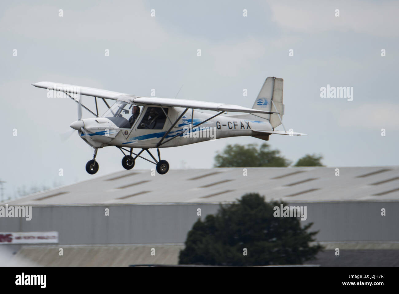 G-CFAX Comco Ikarus C-42 (0712-6933) arriva a terra a nord bene airfield Foto Stock