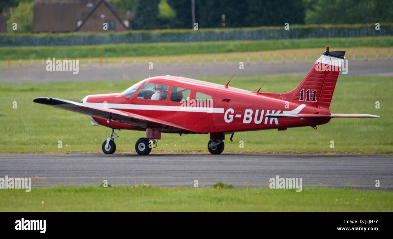 Piper PA-28-161 G-BUIL decolla da Northh Weald airfield Foto Stock Piper PA-28-161 G-BUIL decolla da Northh Weald airfield Foto Stock