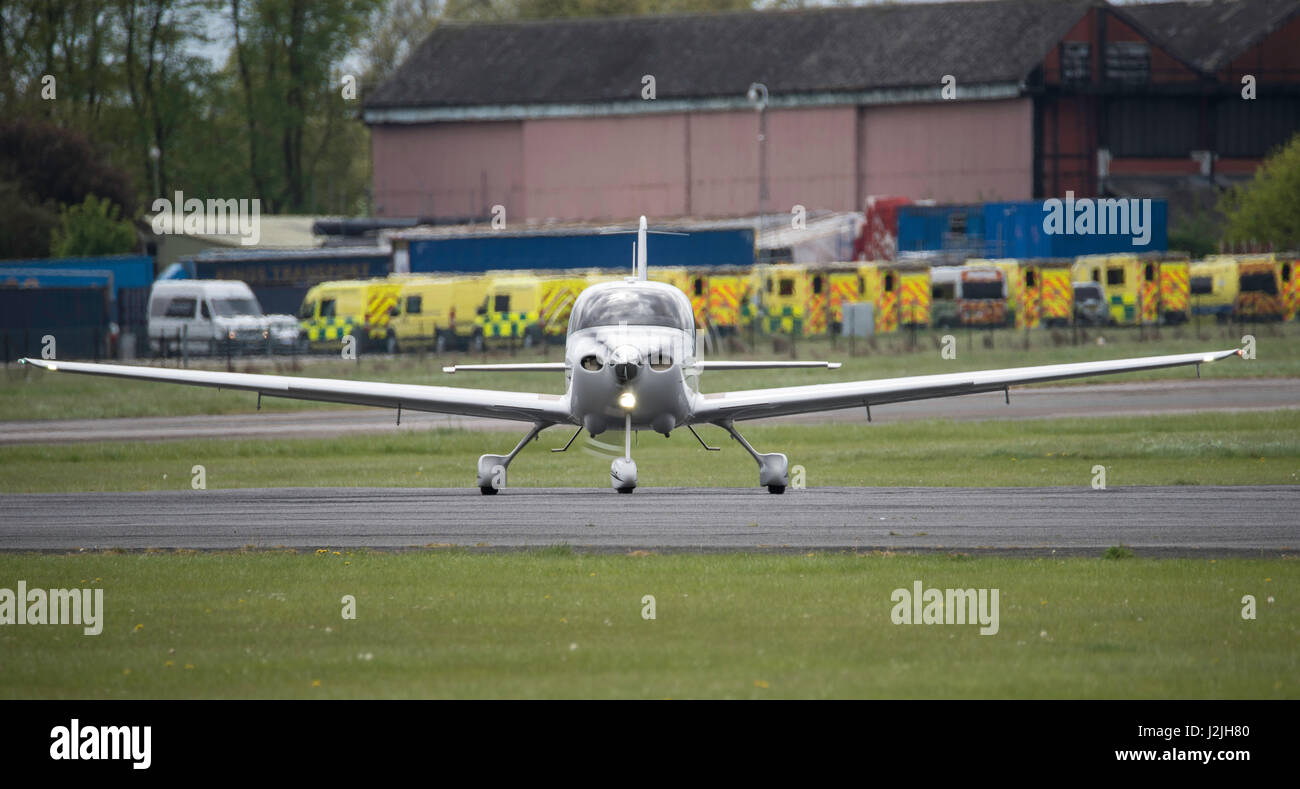 Cirrus SR20 GTS G3 aereo decolla, North Weald Airfield Foto Stock Cirrus SR20 GTS G3 aereo decolla, North Weald Airfield Foto Stock