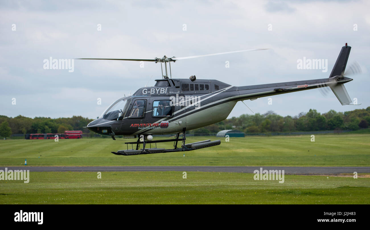Bell 206B Jet Ranger III, helicpter decolla a North Weald Airfield Foto Stock Bell 206B Jet Ranger III, helicpter decolla a North Weald Airfield Foto Stock