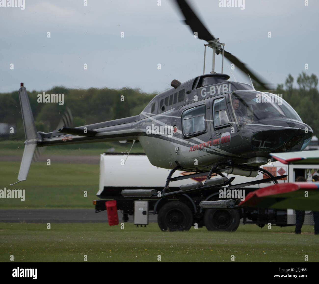 Bell 206B Jet Ranger III, elicottero decolla a North Weald Airfield Foto Stock Bell 206B Jet Ranger III, elicottero decolla a North Weald Airfield Foto Stock