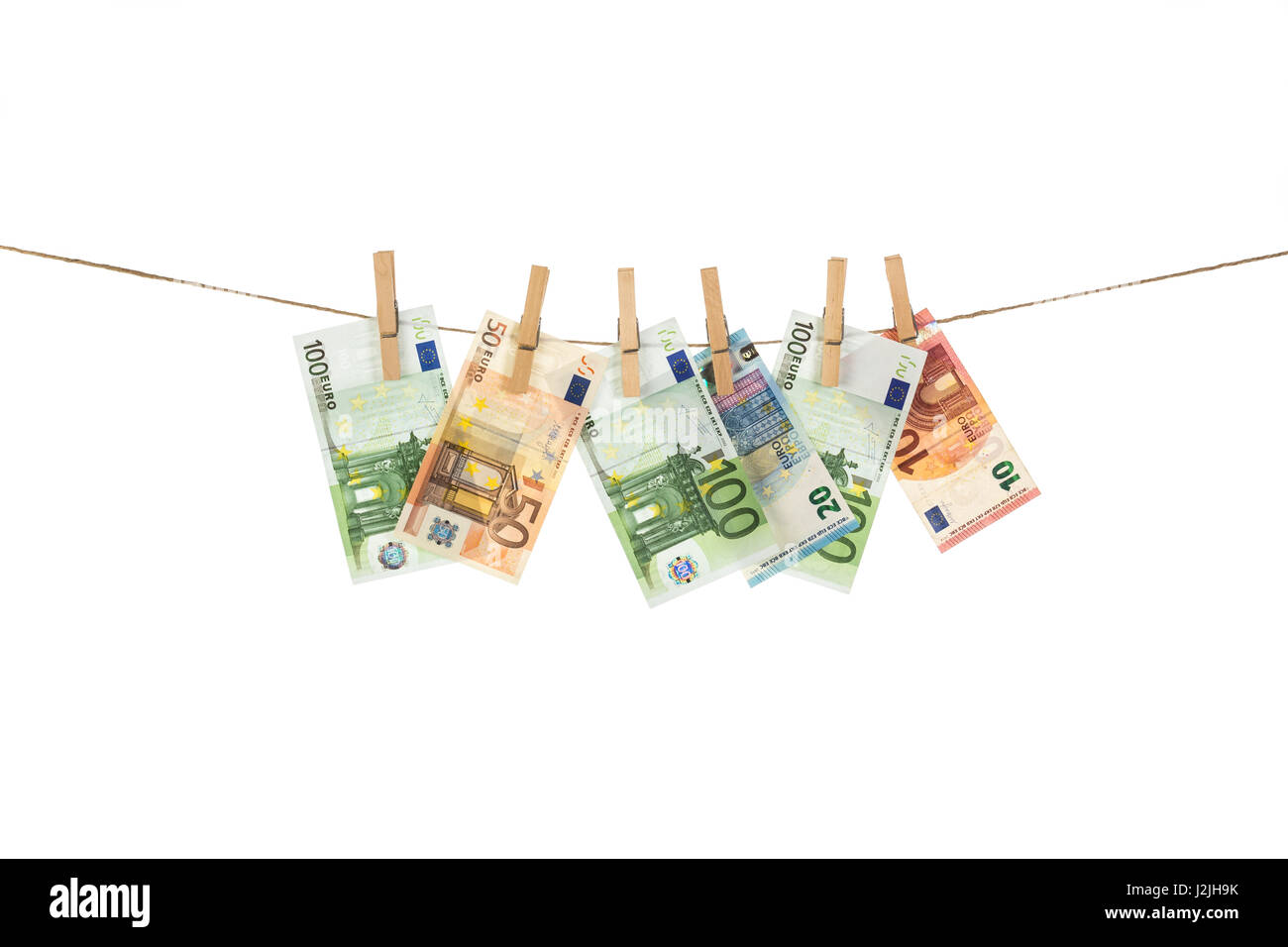 Le banconote in euro appesi stendibiancheria su sfondo bianco. Riciclaggio di denaro concept Foto Stock