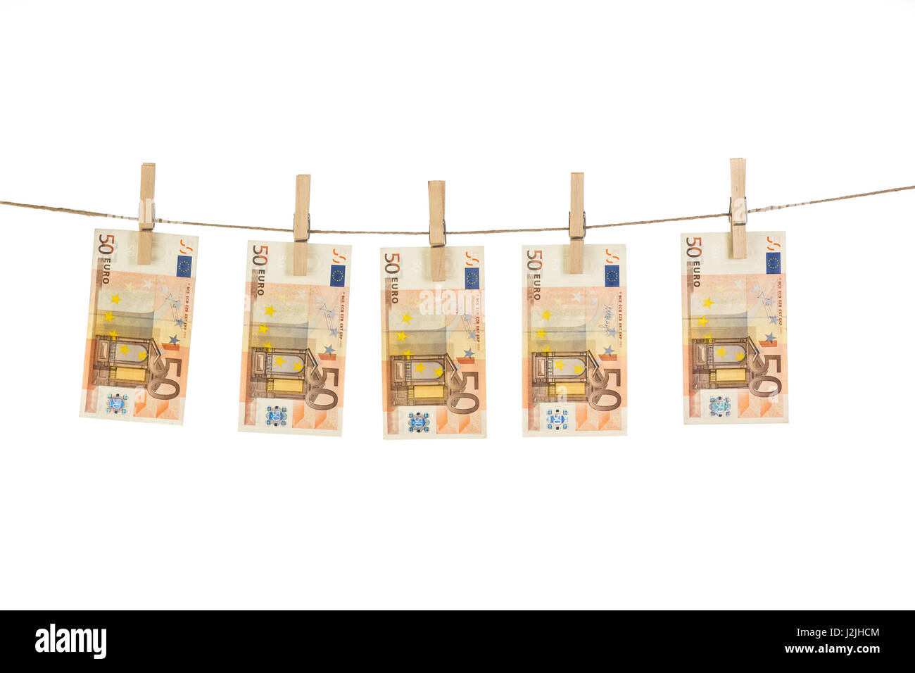 50 le banconote in euro appesi stendibiancheria su sfondo bianco. Riciclaggio di denaro concept Foto Stock