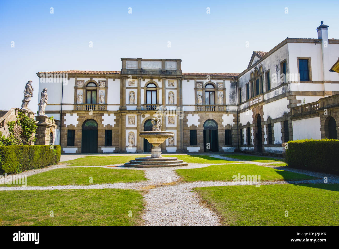 Monselice, Italia, 21 Aprile 2017 - La Villa Duodo garden e la sua fontana centrale in Monselice Colli Euganei area Foto Stock