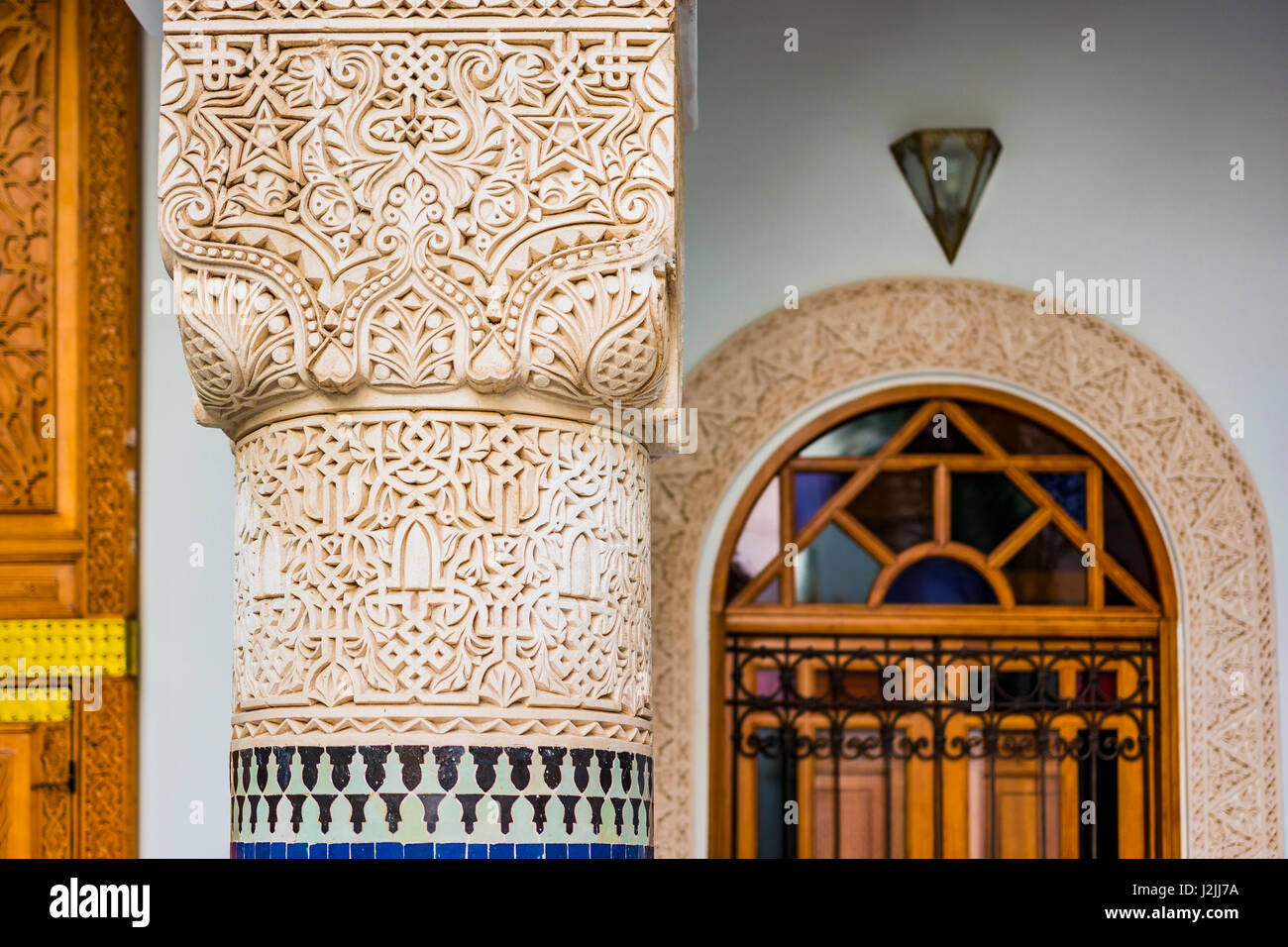 Dettaglio. Il Riad è una tradizionale casa marocchina o palace con un giardino interno o sul cortile. Islamico di architettura di interni. Meknes, Marocco, Nord Afric Foto Stock