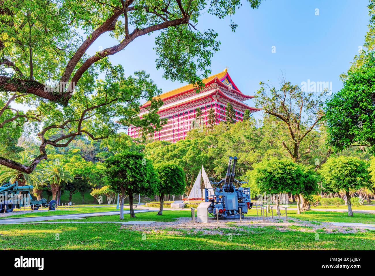 TAIPEI, Taiwan - 03 aprile: Vista del Grand Hotel un hotel famoso costruito nello stile di un antico tempio Cinese presi da un memorial park nelle vicinanze sul Foto Stock