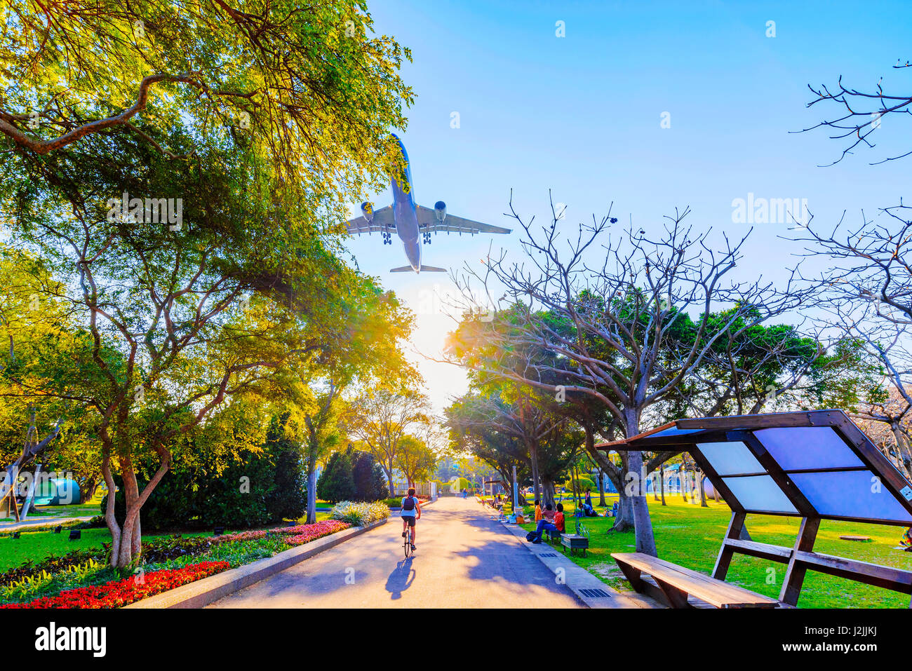 Taipei Expo Park con un aereo sopra durante il tramonto Foto Stock