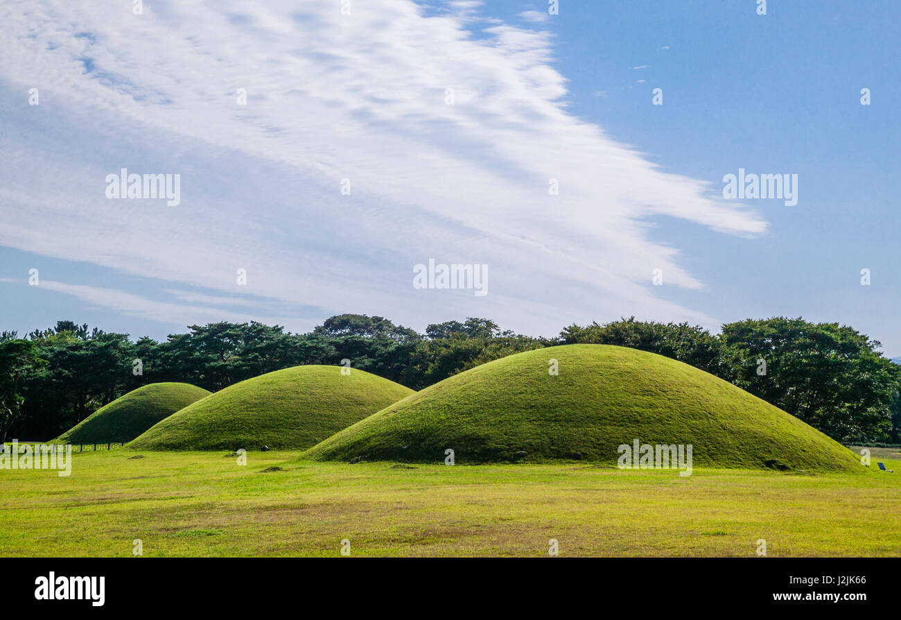 Corea del Sud, Gyeongsangbuk-do, area storica dell est Gyeongju, vista di tombe antiche del Silla unito Foto Stock