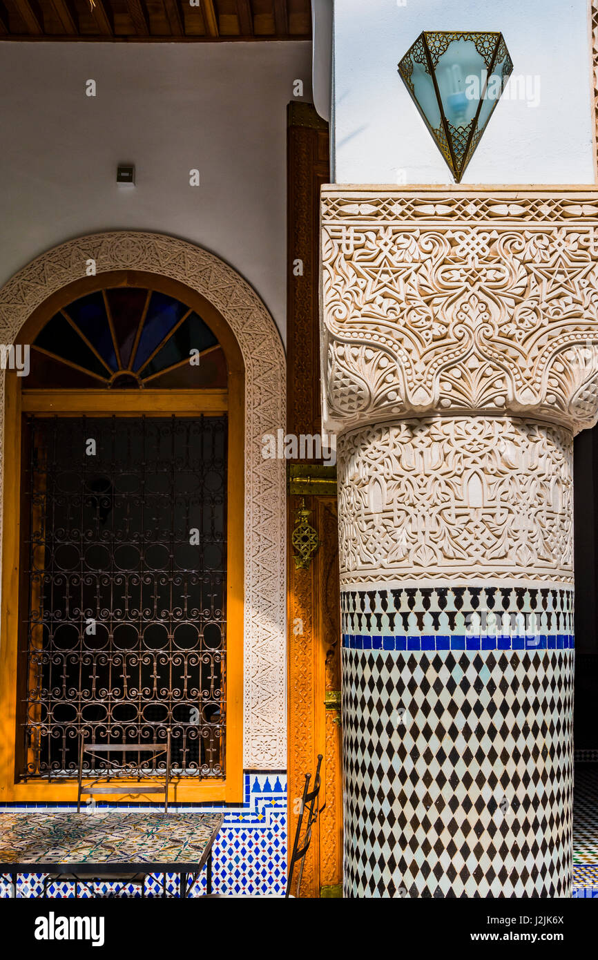 Dettaglio. Il Riad è una tradizionale casa marocchina o palace con un giardino interno o sul cortile. Islamico di architettura di interni. Meknes, Marocco, Nord Afric Foto Stock