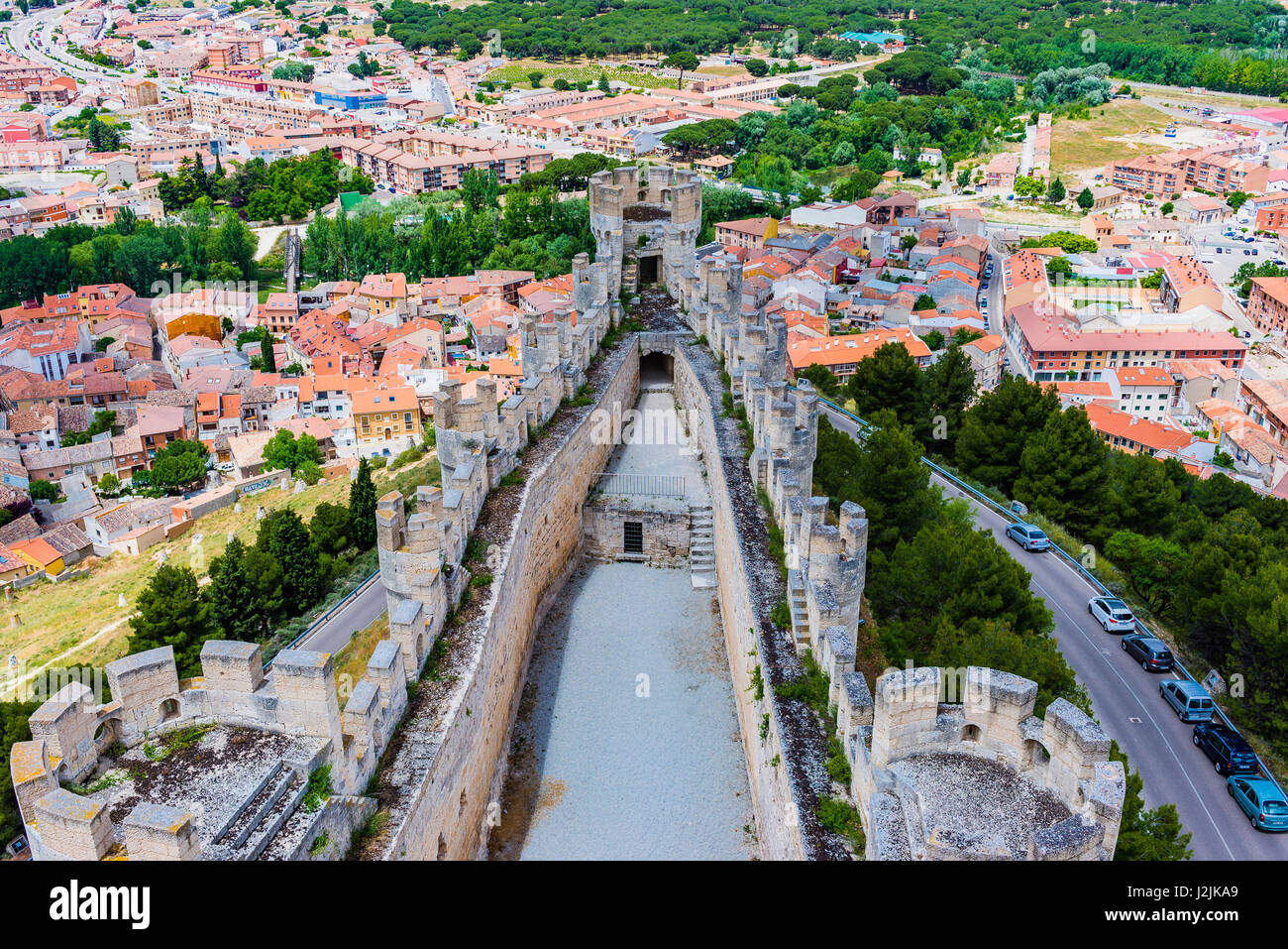 Al castello Peñafiel, qui di seguito è il villaggio. Peñafiel, Valladolid, Castilla y León, Spagna, Europa Foto Stock