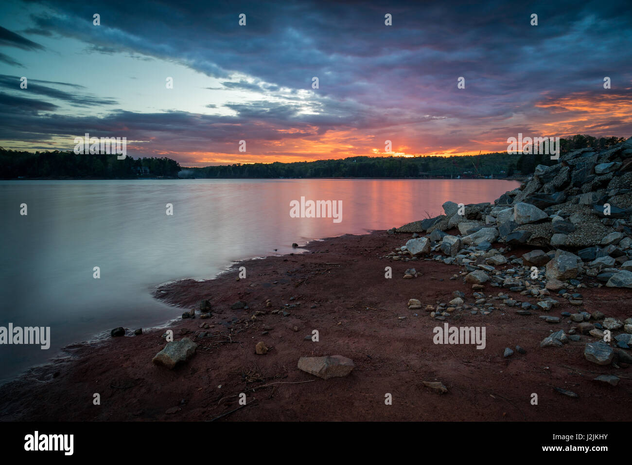 Tramonto a piccola hall park. Piccola sala park è situato a ovest di gainesville, ga sul Lago Lanier. Si tratta di un bellissimo parco con una grande barca dock, area picnic, nonché una spiaggia. in certi periodi dell'anno, esso può essere efficacemente fotografato sia per il tramonto o l'alba. Foto Stock