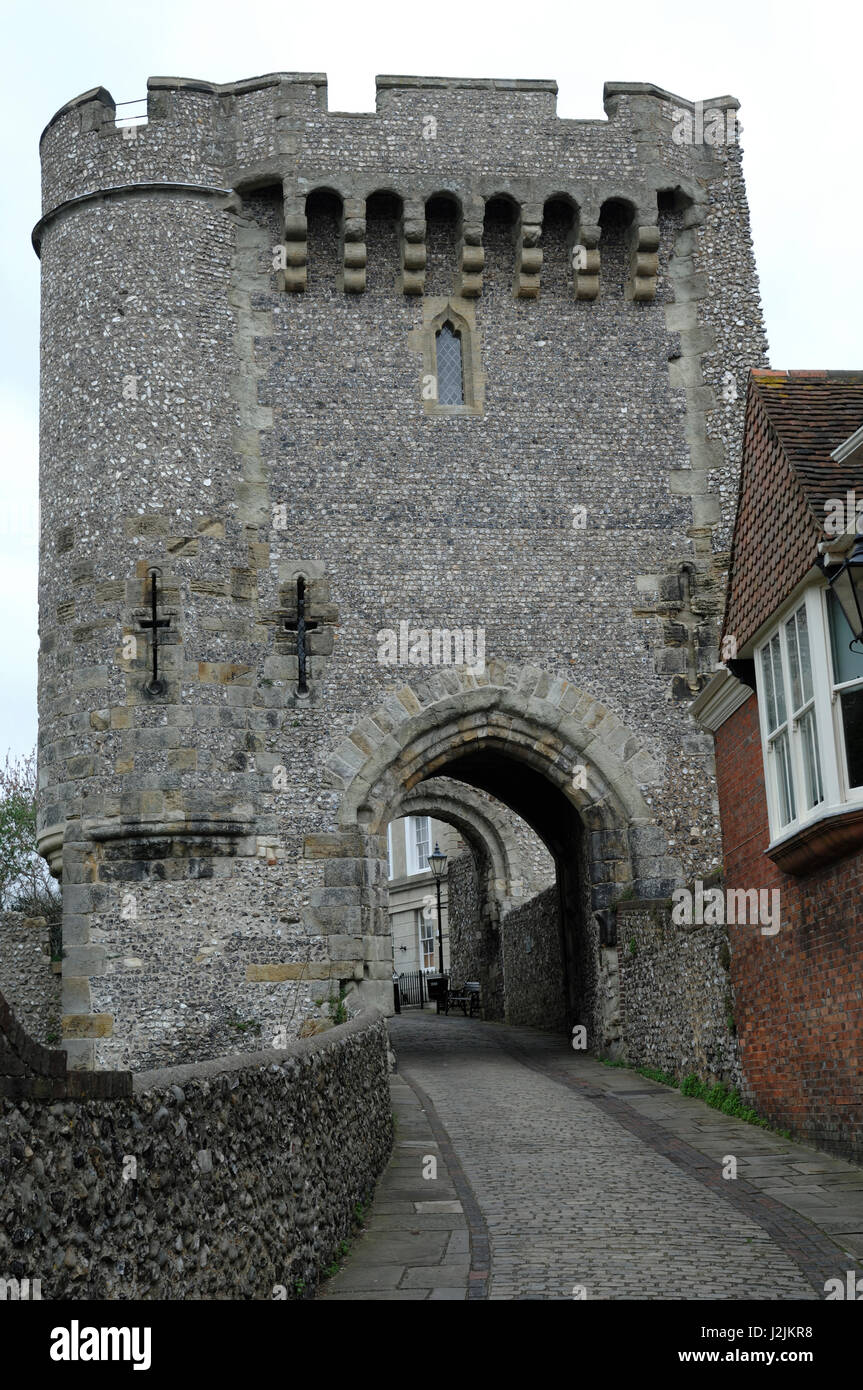 Il Barbican ingresso, dotate di machicolations difensivo, a Lewes Catle, uno dei primi cstles ad essere costruita dopo l invasione dei Normanni Foto Stock