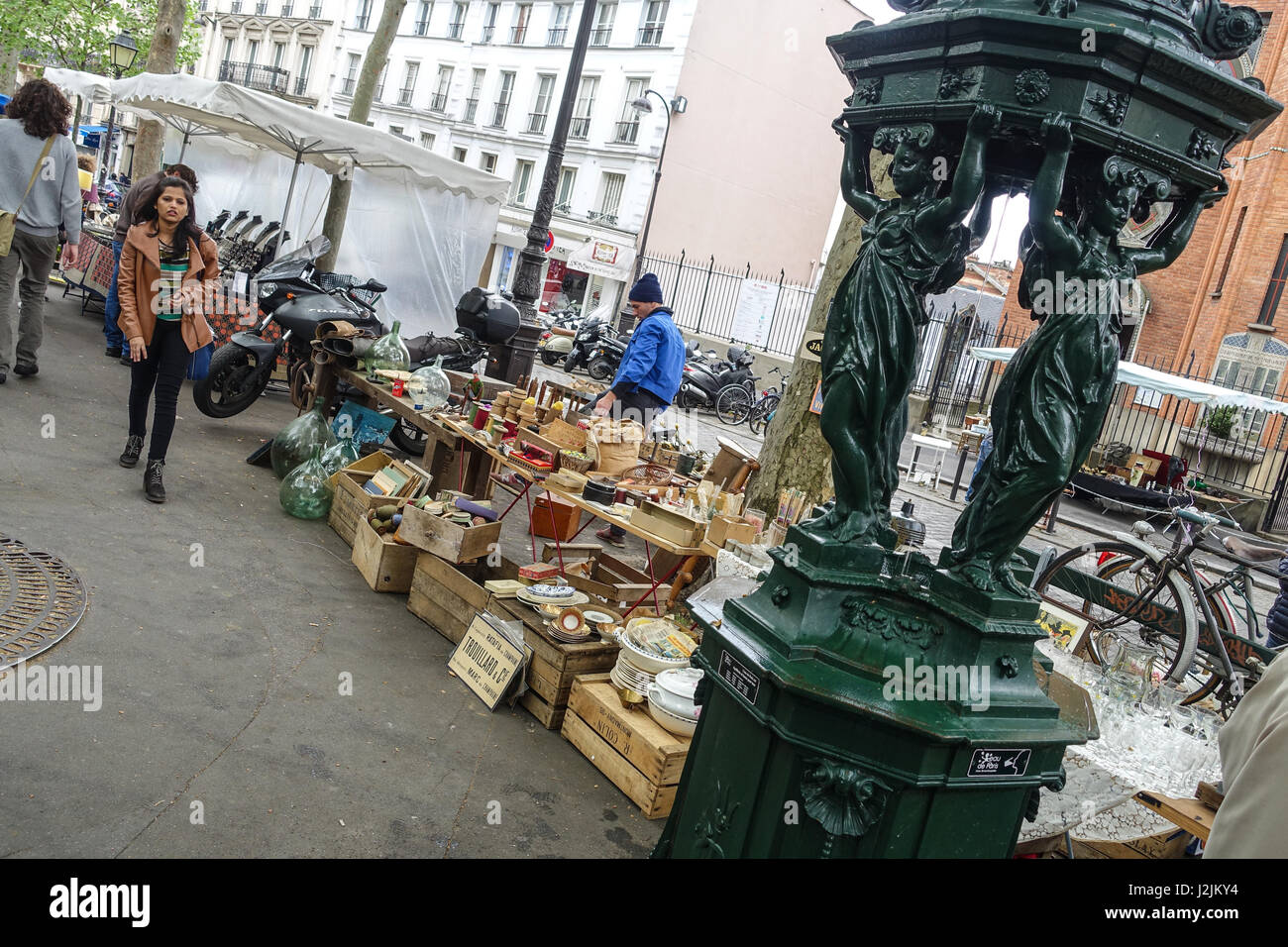 Parigi, Montmartre, Flohmarkt - Parigi, Montmartre e il Mercato delle Pulci Foto Stock