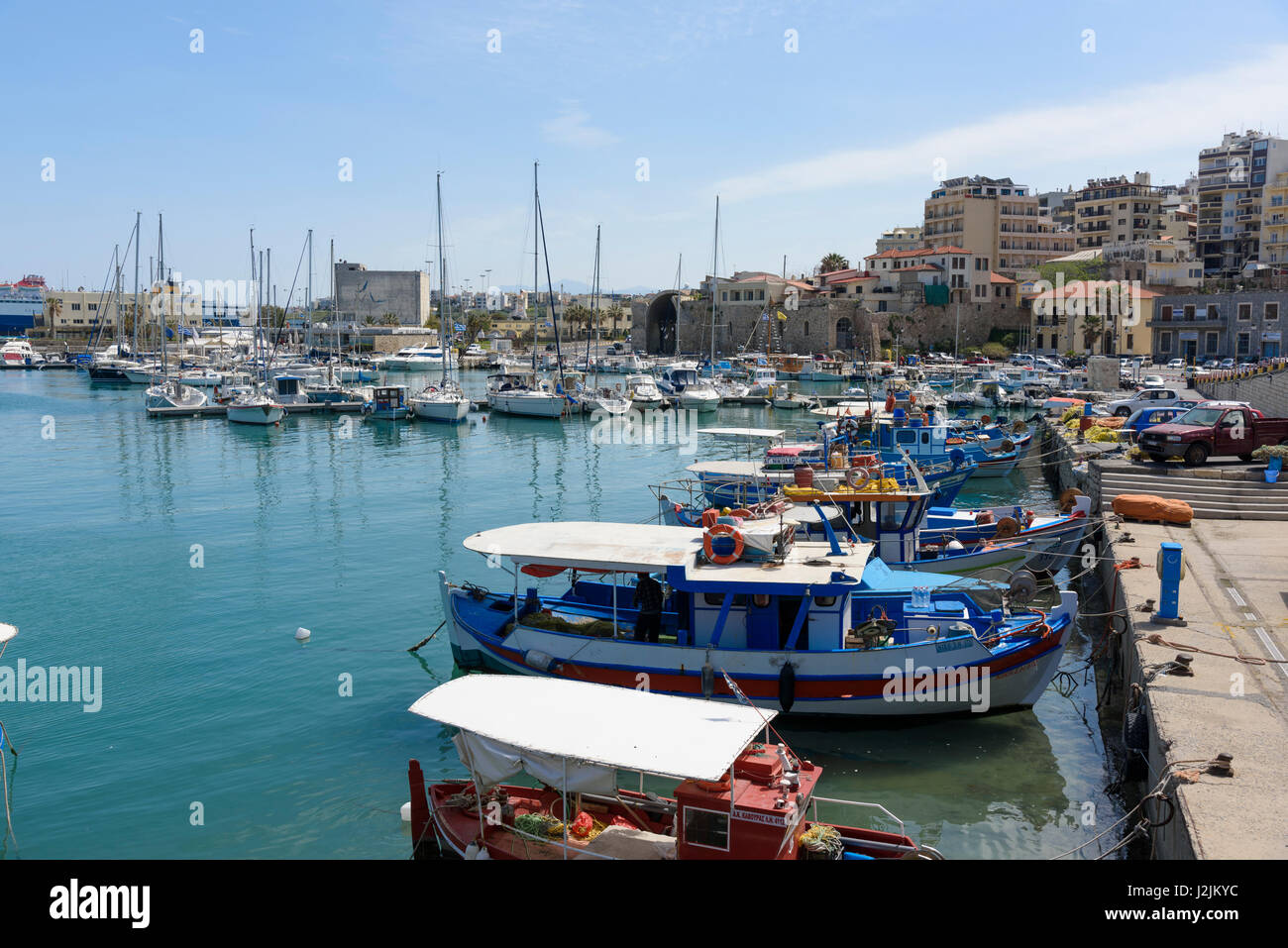 Il porto di Heraklion, la più grande città e la capitale amministrativa dell'isola di Creta. È la quarta città più grande in Grecia Foto Stock