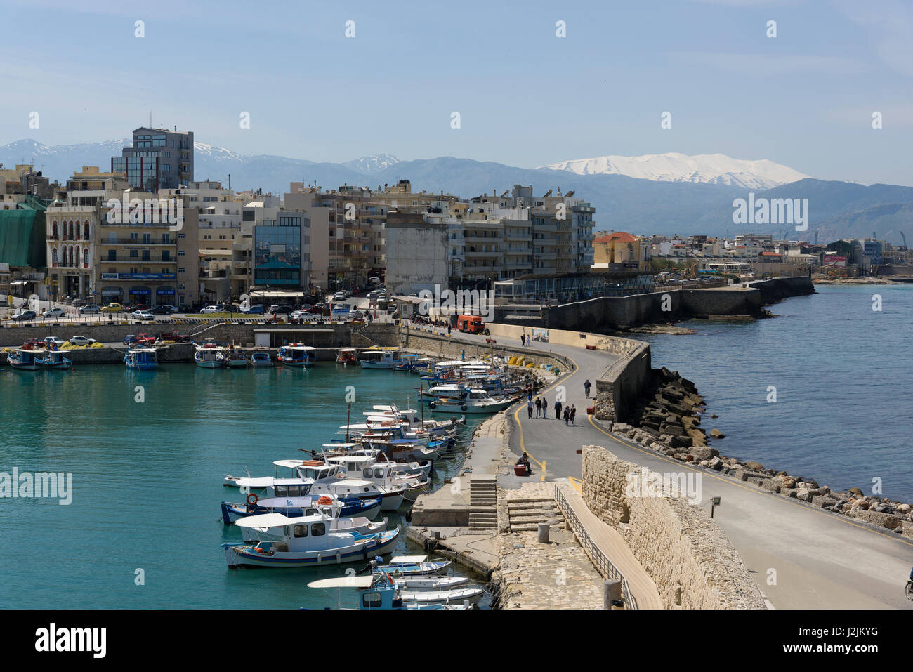 Il porto di Heraklion, la più grande città e la capitale amministrativa dell'isola di Creta. È la quarta città più grande in Grecia Foto Stock