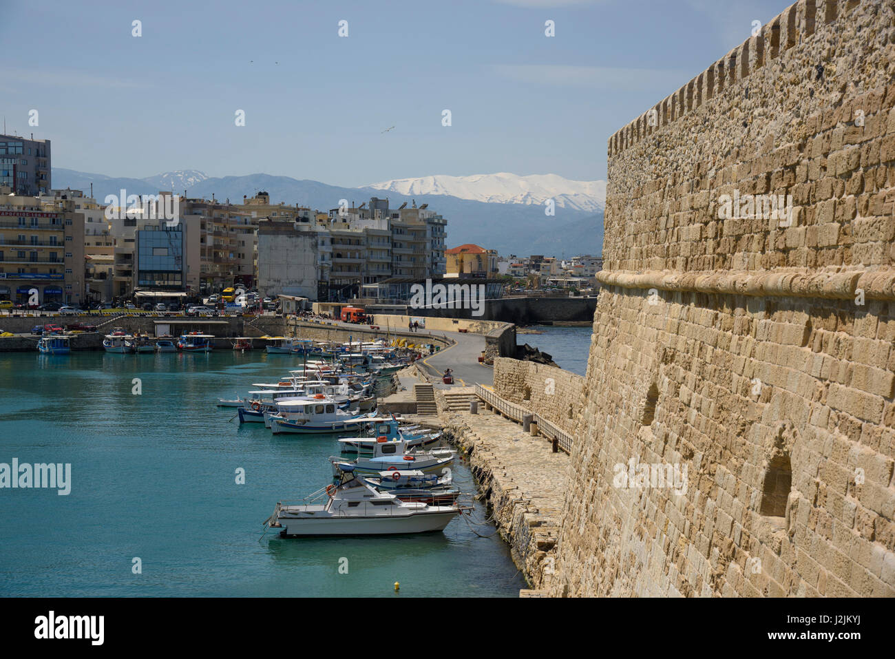 Il porto di Heraklion, la più grande città e la capitale amministrativa dell'isola di Creta. È la quarta città più grande in Grecia Foto Stock