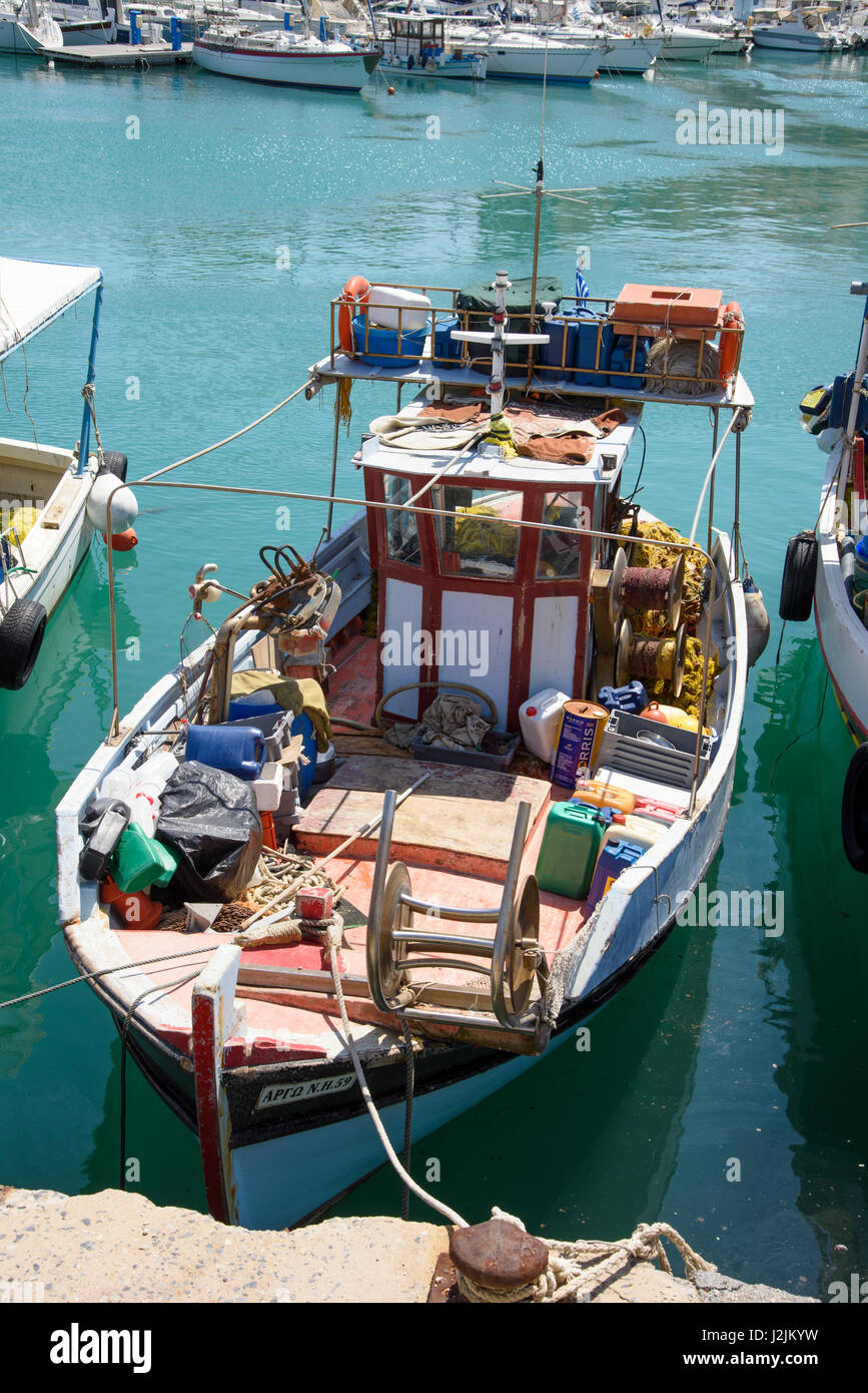 Una barca da pesca nel porto di Heraklion, la più grande città e la capitale amministrativa dell'isola di Creta. È la quarta città più grande in Gree Foto Stock