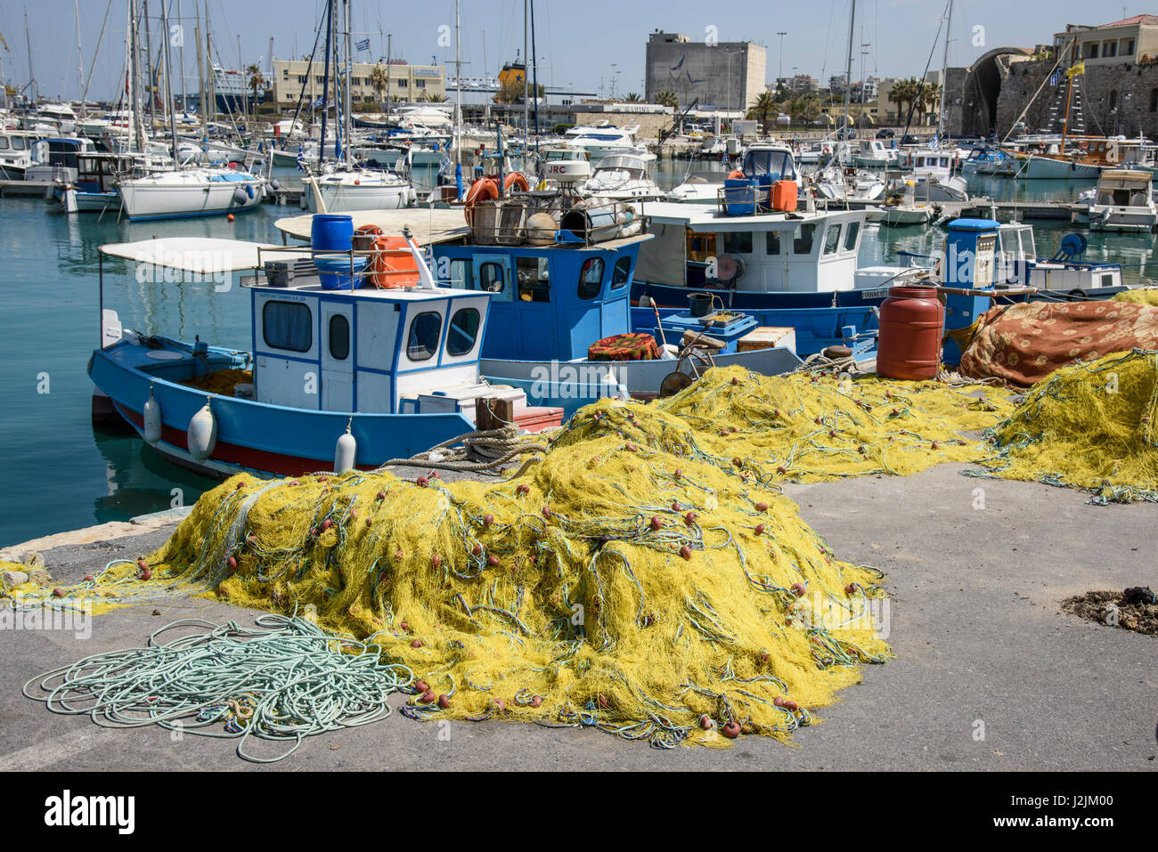 Barche da pesca nel porto di Heraklion, la più grande città e la capitale amministrativa dell'isola di Creta. È la quarta città più grande in greco Foto Stock