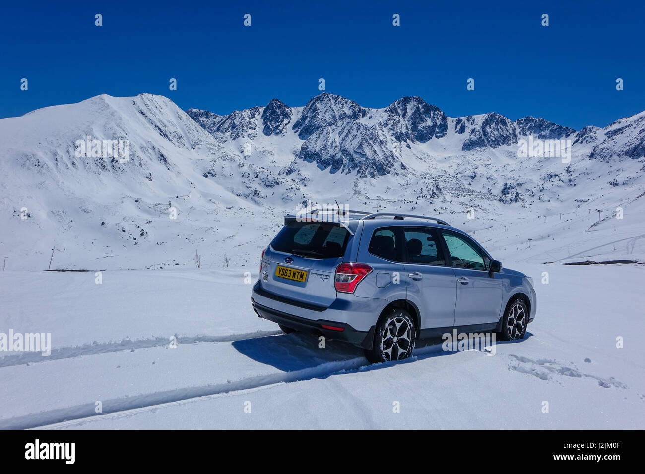 Subaru Forester con registrazione del Regno Unito sulla neve nei Pirenei, Andorra Foto Stock