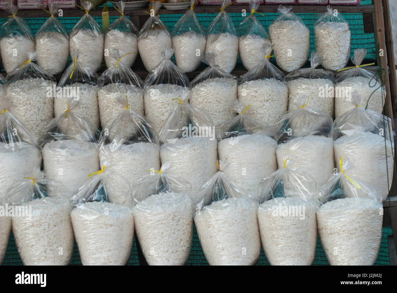 Sacchetti di raccolto di recente salamoia sale sulla vendita, Samut Sakhon, Thailandia Foto Stock