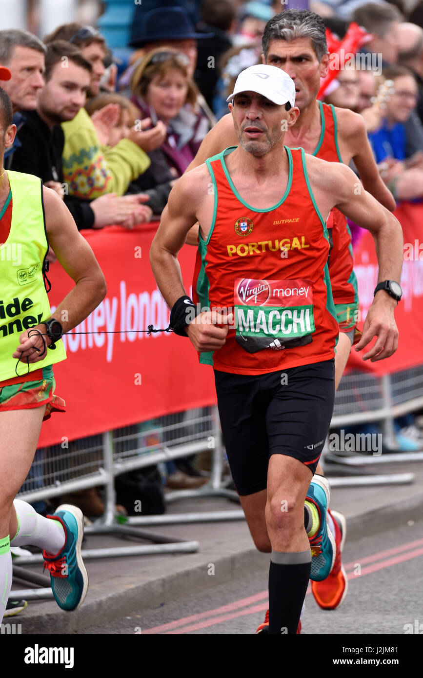 Gabriel Macchi che corre nella categoria T11/T12 con disabilità visive nella Maratona di Londra 2017 Foto Stock