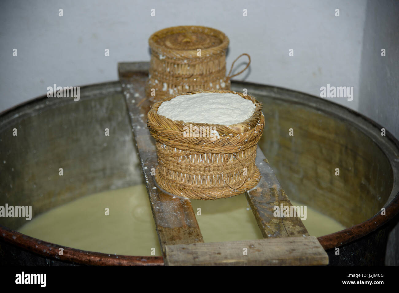 Latte di pecora Formaggio viene fatta nella Dikti Montagne in Lasithi regione di Creta vicino Kastamonitsa. Foto Stock