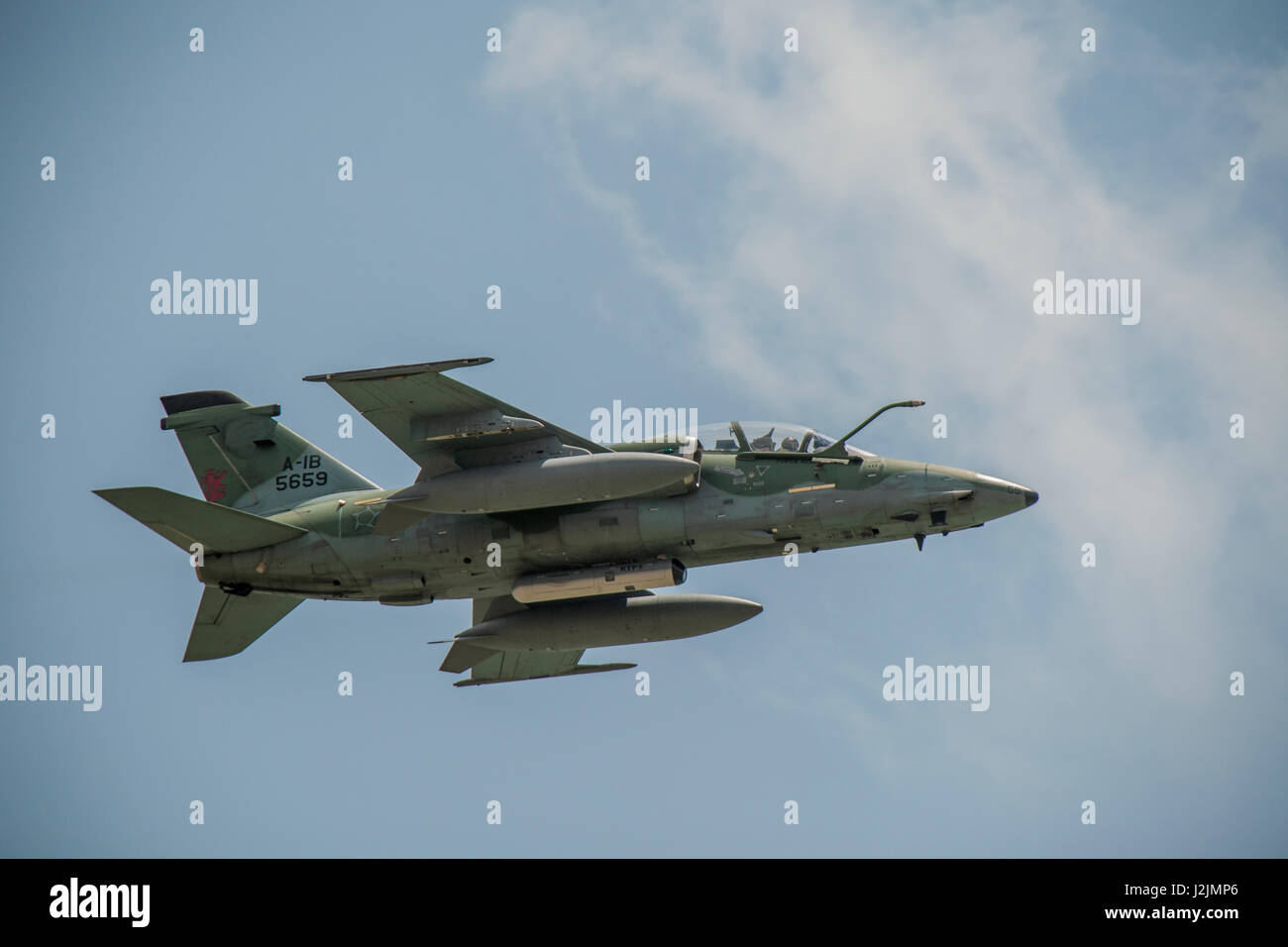 Un brasiliano Air Force jet fighter, A-1B Ghibli, volare lungo la costa del Brasile Northeeast. Foto Stock