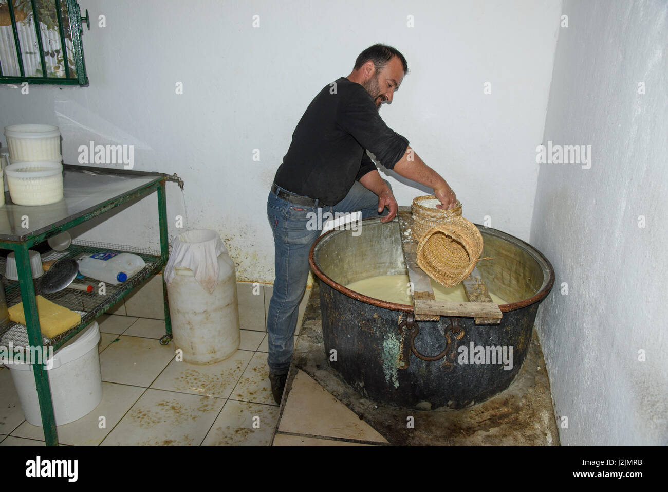 Latte di pecora Formaggio viene fatta nella Dikti Montagne in Lasithi regione di Creta vicino Kastamonitsa. Foto Stock