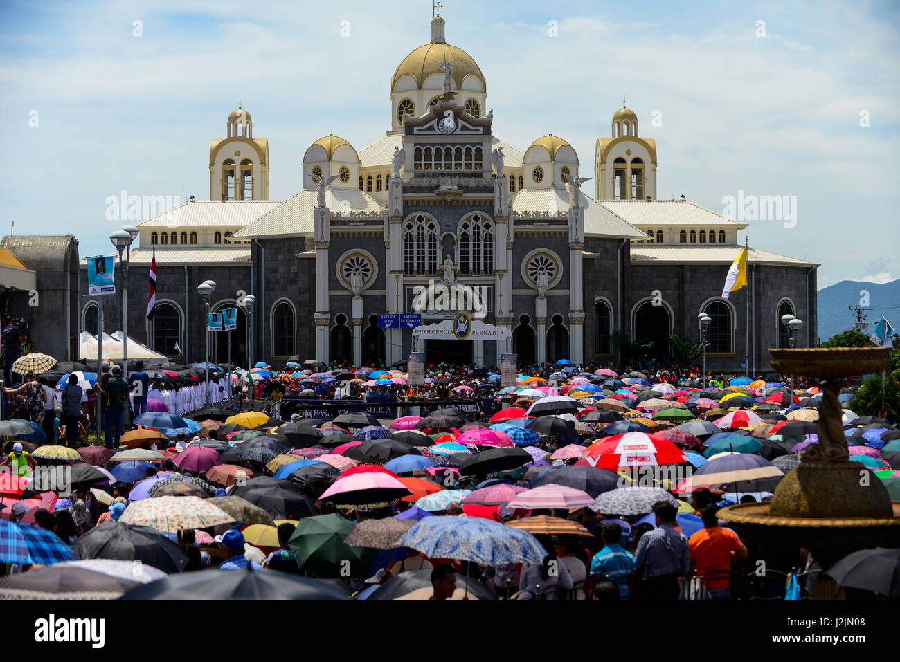 I pellegrini si raccolgono al di fuori della nostra signora degli angeli Basilica in Cartago, Costa Rica per il pellegrinaggio annuale o Romería. Foto Stock