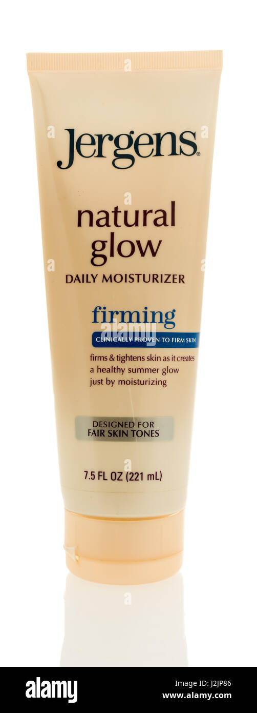 Winneconne, WI - 25 Aprile 2017: un tubo di Jergens bagliore naturale rassodamento isolato su un background. Foto Stock