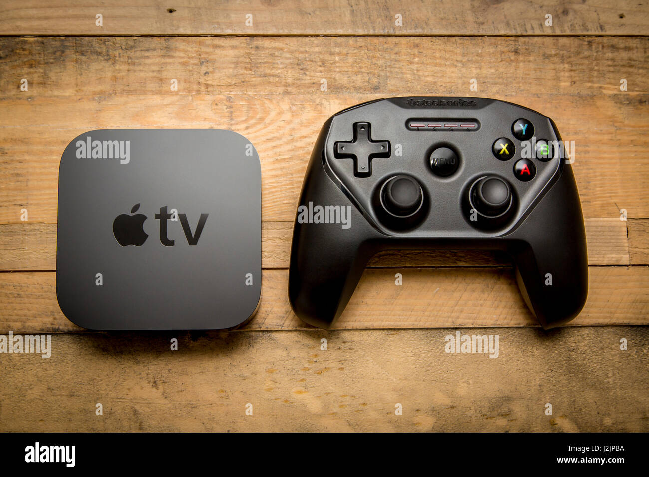Dicembre 11, 2015. Toronto, Ontario, Canada. La nuova Apple TV 4a generazione con il nimbo SteelSeries bluetooth controller di gioco per Apple TV e iO Foto Stock
