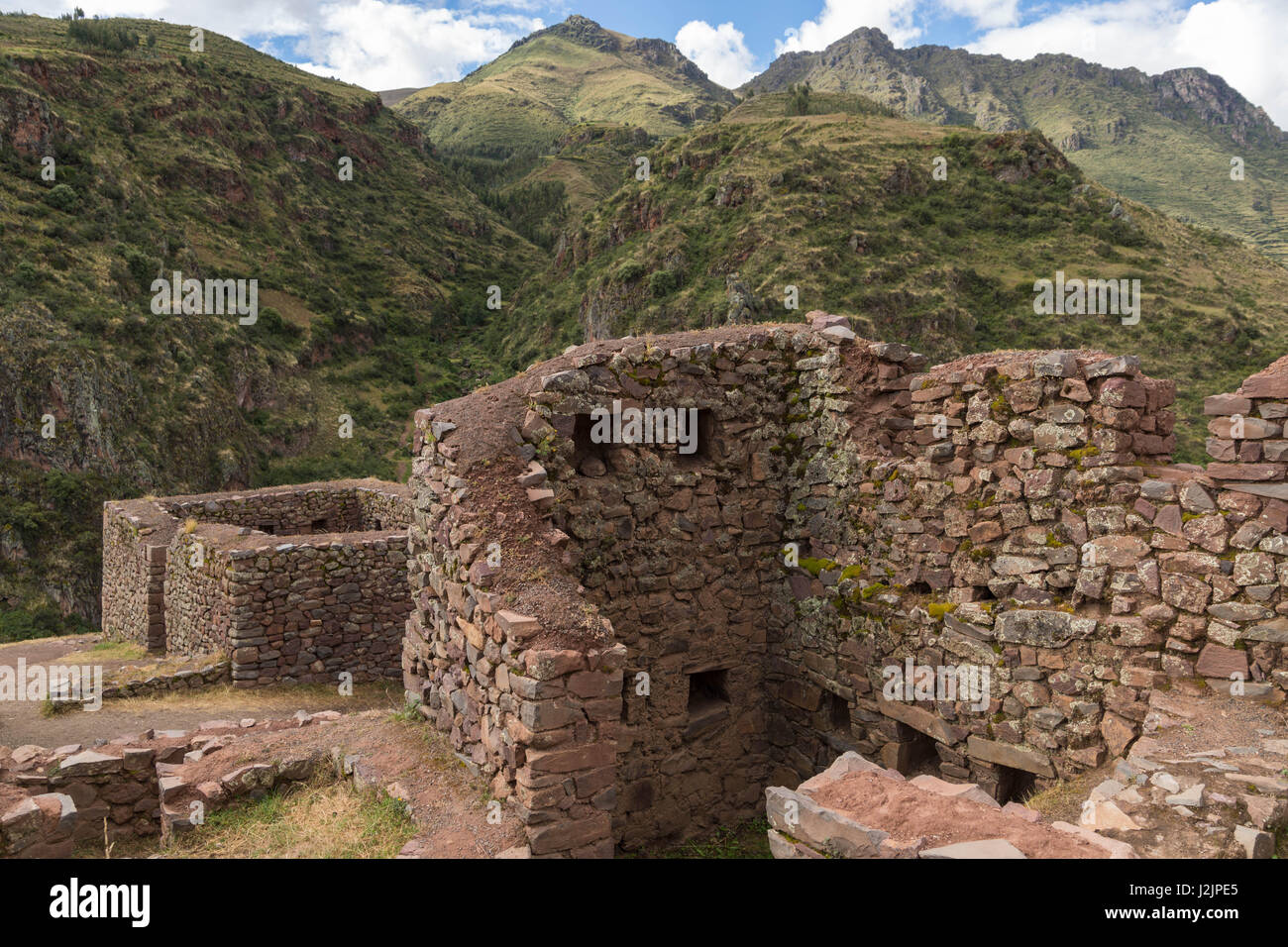 Alcune delle strutture (alcune multi-storia) dell'Inca complesso militare a Pisac nella Valle Sacra (Perù) Foto Stock