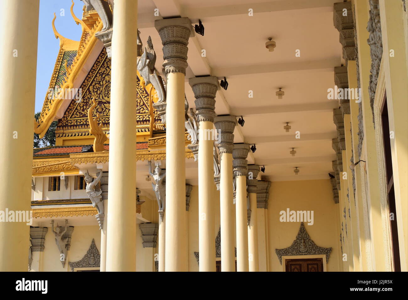 Colonnato e corridoio particolare di Phnom Penh Royal Palace trono Hall, Cambogia Foto Stock