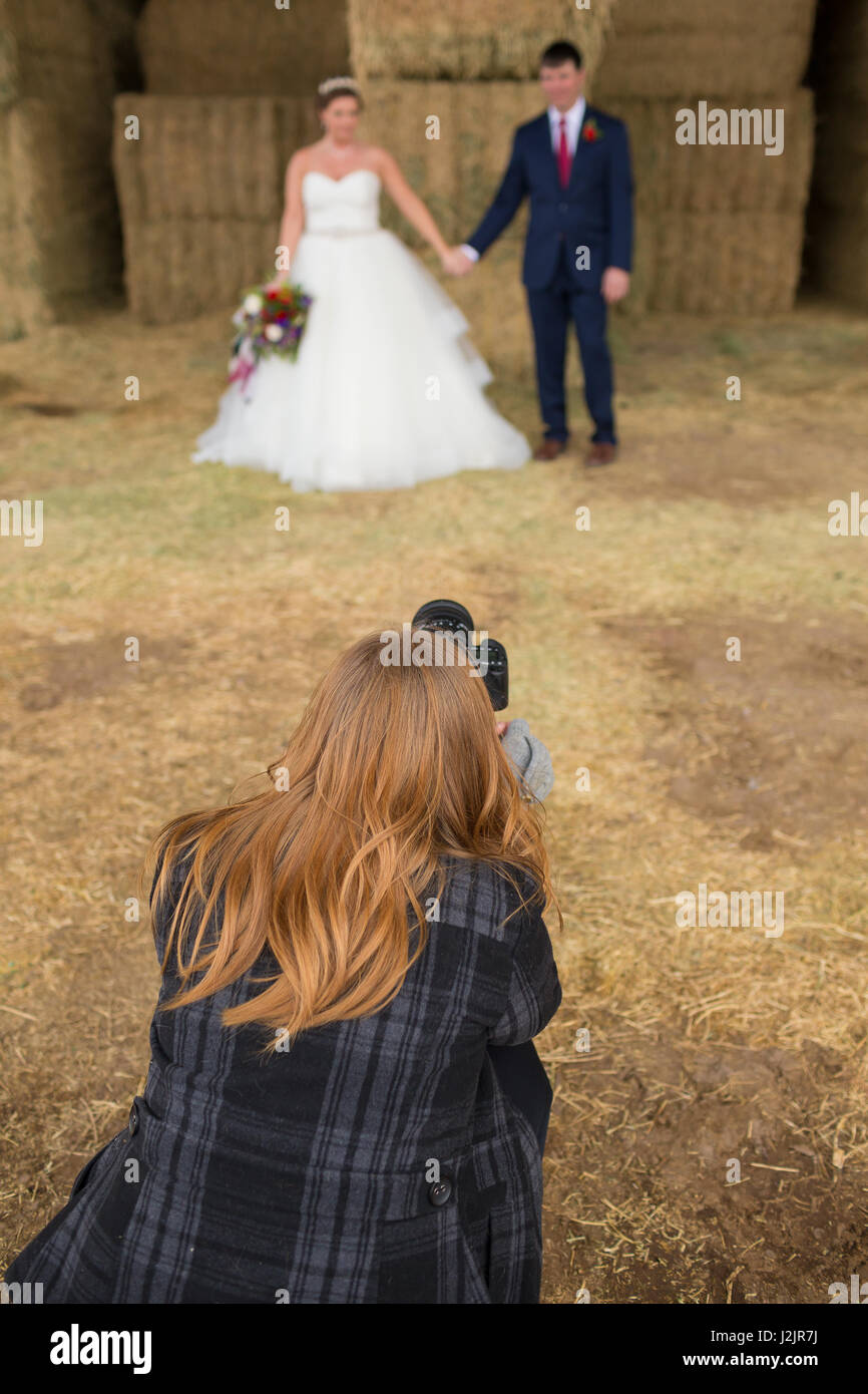 Videografo di matrimoni con sposa Foto Stock