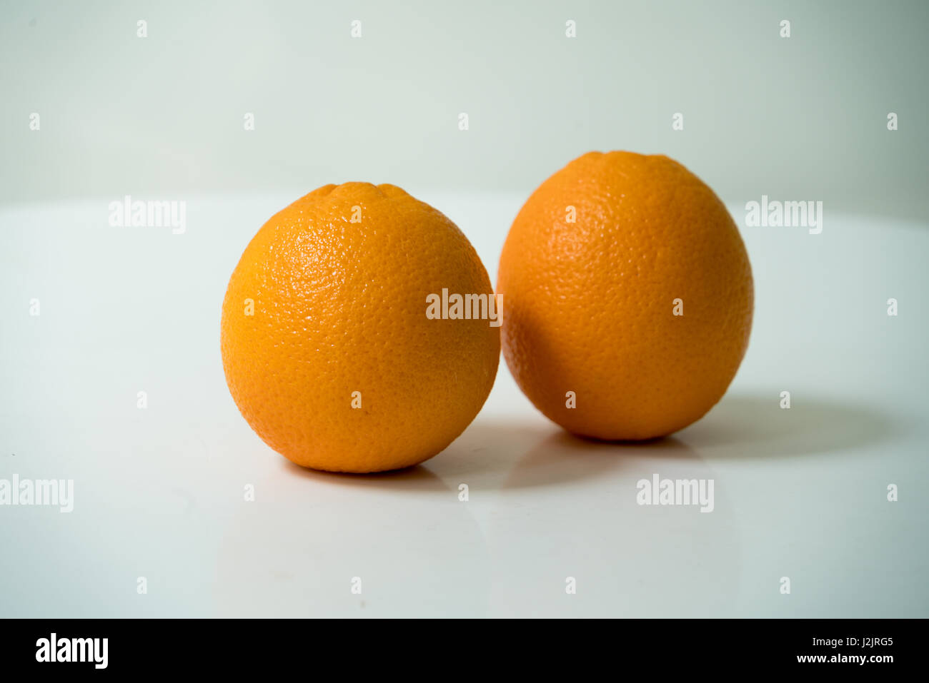 L'organico isolato di colore arancione su sfondo bianco Foto Stock