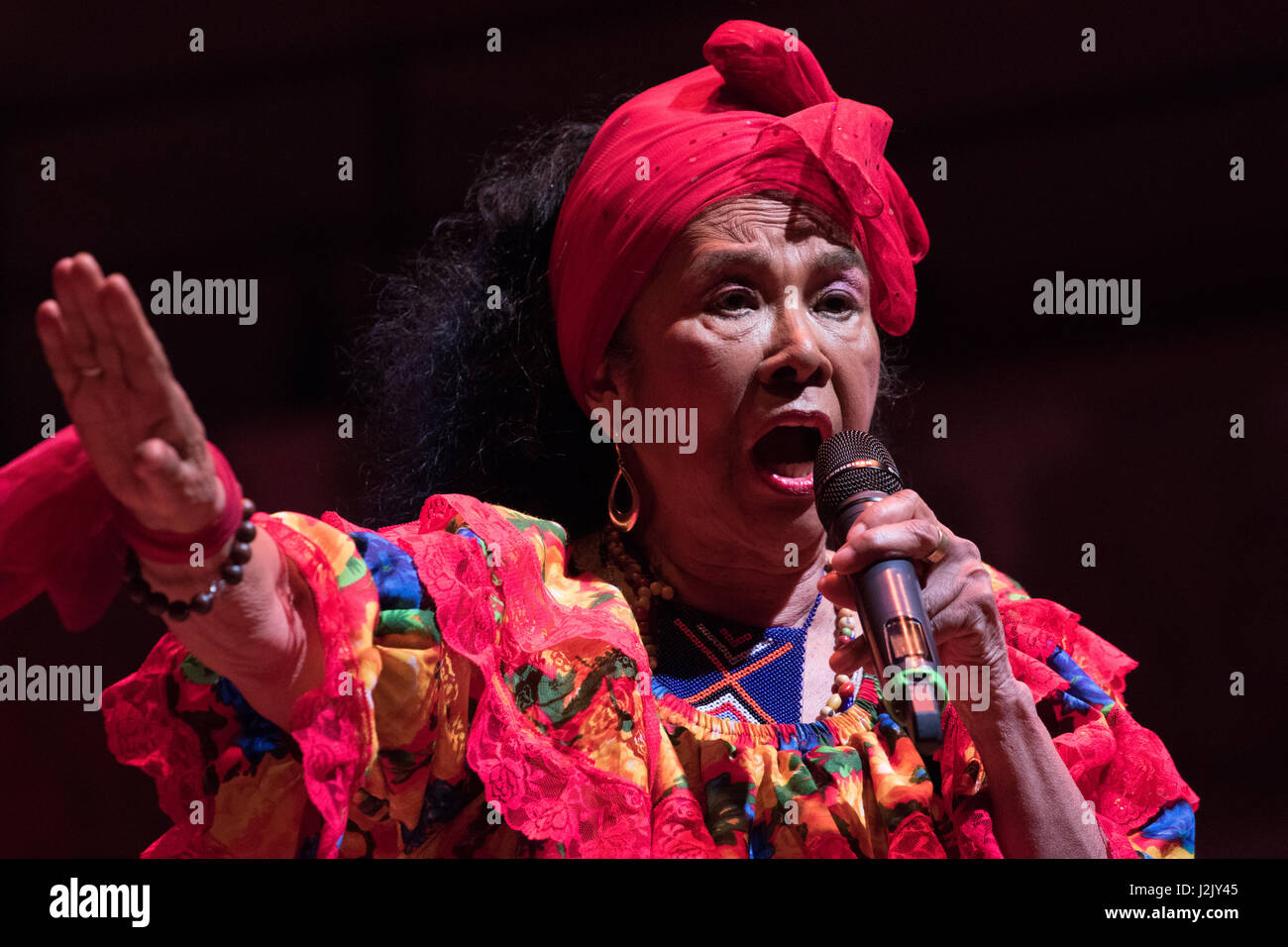 Londra, Regno Unito. 28 apr, 2017. Toto la Momposina in concerto a Cadongan Hall di Londra, Regno Unito. Credito: Brayan Lopez/Alamy Live News Foto Stock
