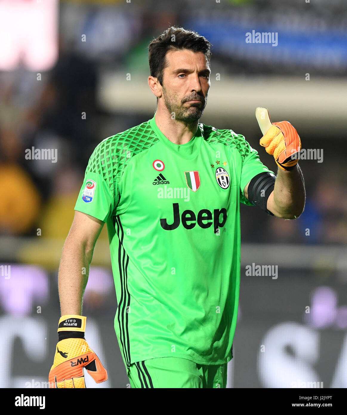 Bergamo. 29 apr, 2017. Gianluigi Buffon, portiere della Juventus gesti  durante una serie di una partita di calcio tra Juventus e Atalanta a  'Atleti Azzurri d'Italia" stadium di Bergamo, Italia, Aprile. 28,